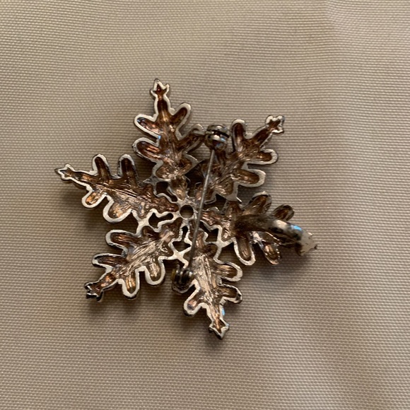 Snowflake (necklace) slide with pin/brooch option. - Picture 2 of 3